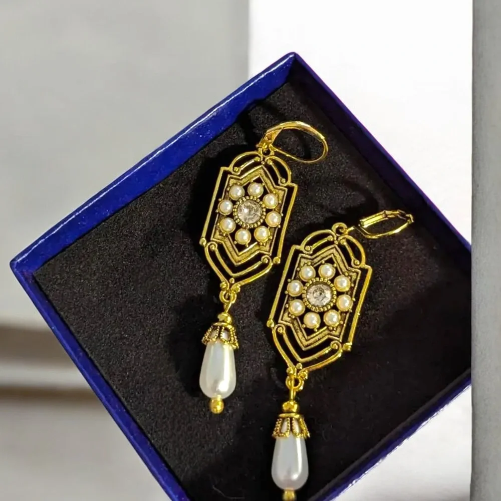 - 💋Vintage Style Antique Gold Floral drop dangle earrings